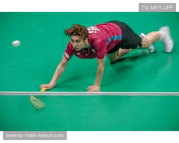 羽毛球男单断拍后徒手挡球:实力与技巧的极致展现 羽毛球男单断拍后徒手挡球:实力与技巧的极致展现