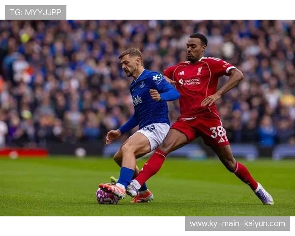 英超曼联依靠灵活边路创造机会,现场情绪升温