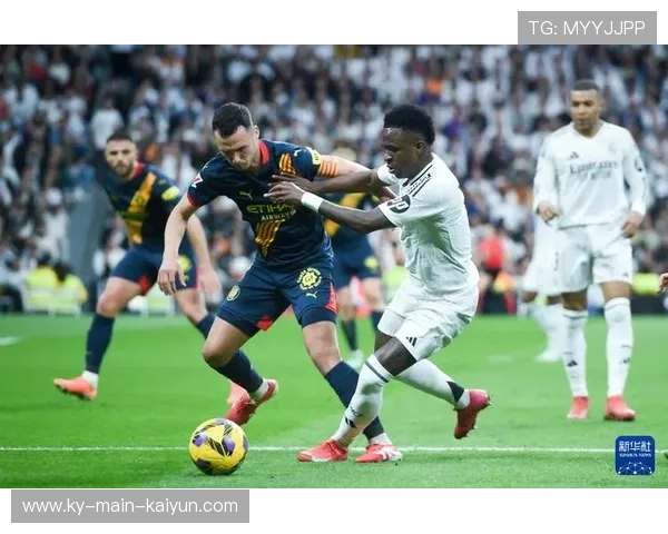 维尼修斯背身拿球后突然变向，足球场上的魔术时刻